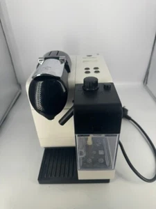 DeLonghi EN520. Cafetera W Nespresso Lattissima, blanca y negra - Imagen 1 de 10