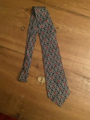 Corbata de seda Claybrooke para hombre hecha en EE. UU. diamantes negros y rojos Foto 1 de 3