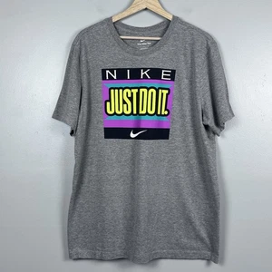 Nike Herren Just Do It Center Swoosh Graphic Print T-Shirt Gr. L; Freizeit - Bild 1 von 9