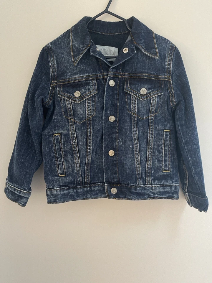Chaqueta de mezclilla de algodón no elástica con botones a presión azul oscuro XS 4 Gymboree para niños Foto 1 de 4