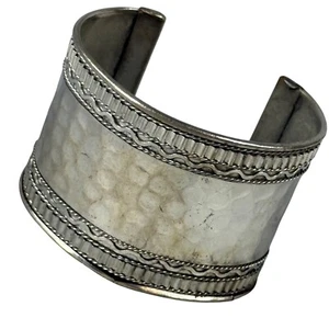 Bracciale in metallo tono argento martellato largo intrecciato bordo testurizzato boho - Foto 1 di 17