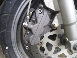 ⭐YAMAHA FZR1000 FZR 1000 EXUP RU 3LE RIGHT FRONT BRAKE 6 POT CALIPER & LINE⭐ - Picture 1 of 2