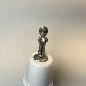 Hallmark 1980 Little Gallery Boy Singing Caroler antike Zinnfigur #41 - Bild 1 von 3