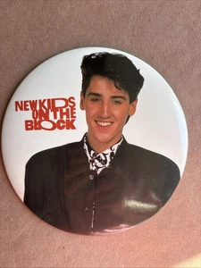 Button-Up Co Nuevo Niños en el Bloque Jonathan Knight Prendedor de Botón Grande - Imagen 1 de 3