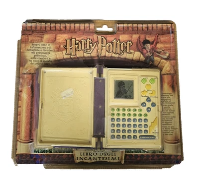 HARRY POTTER LIBRO DEGLI INCANTESIMI fondo di magazzino ingiallito e conf danneg - Immagine 1 di 2