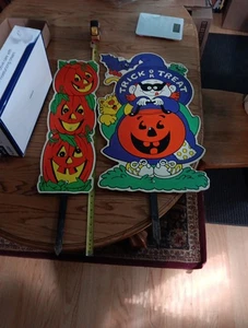 Decoración de Halloween ARTE de patio.  3 linternas Jack O apiladas y niño en truco de disfraz - Imagen 1 de 21
