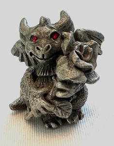 Vintage ZUNFT Zinn geflügelter Drache rote Kristallaugen halten Rose Miniatur - Bild 1 von 16