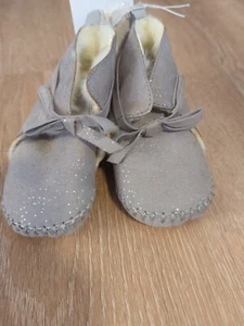 Old Navy Infant Boots/Booties Fuzzy Sparkle Gray- Size 4 18-24 Months NWT - Picture 1 of 4