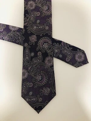 Gravata de seda Saks Fifth Avenue masculina 3 x 58 em tons de paisley roxa floral - Imagem 1 de 4