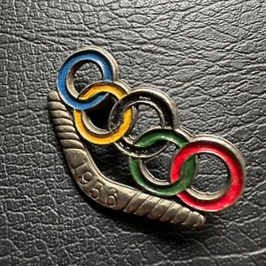 RARE VINTAGE 1956 XVIth MELBOURNE OLYMPICS BOOMERANG & OLYMPIC RINGS PIN BADGE - Picture 1 of 5