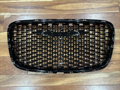 Черная верхняя решетка переднего бампера для Chrysler 300 2015-2023 годов выпуска 5SW18DX8AE CH1200393 - Изображение 1 из 4