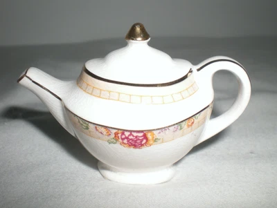 Vintage 1999 Cardew Tiny Royal  Doulton Teapot 1 1/2" Tall - Excellent Condition - Image 1 of 4