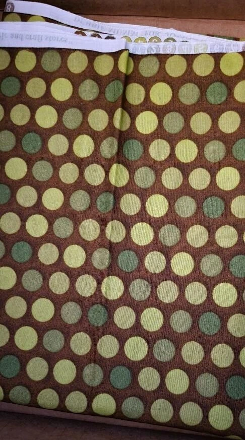 Tela de algodón. Marrón con puntos verdes. BTY Foto 1 de 1