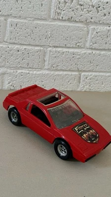 Coche de juguete de plástico vintage Pontiac Fiero Tootsietoy Foto 1 de 4