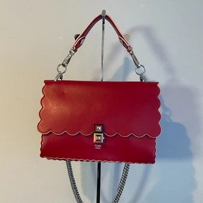 Bolso de Hombro FENDI Vitello Liberty Festoneado Tachonado Kan I en Fragola - Usado Foto 1 de 4