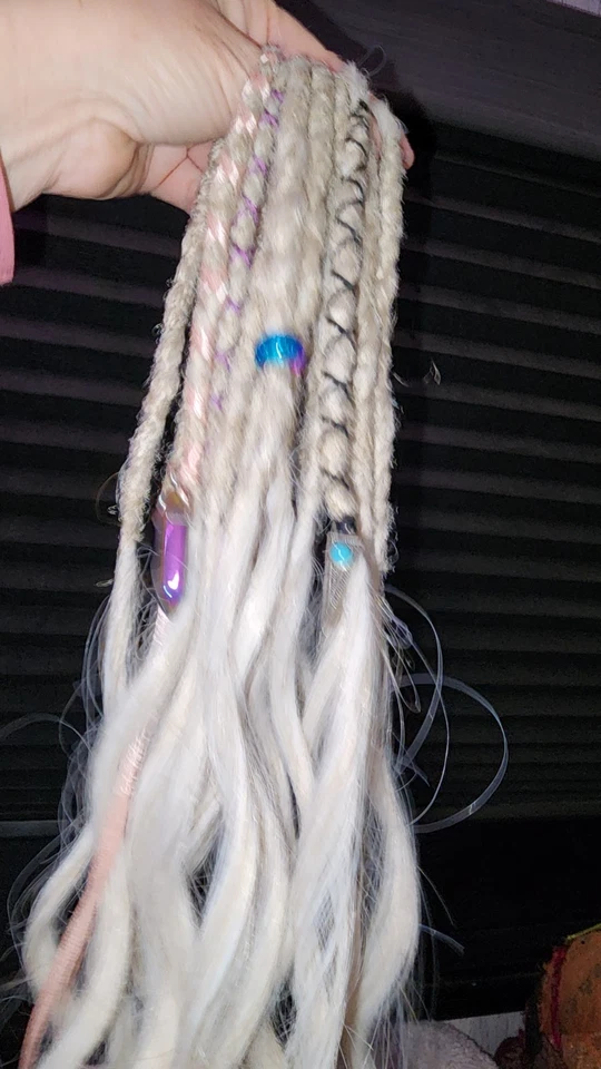 ¡RASTAS! Extensiones de cabello Opal Rainbow y rastas cepillables con dijes SIN TRENZAS Foto 1 de 3