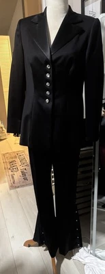 Conjunto de traje de esmoquin negro Escada botones de cristal de Swarovski, solapa satinada, detalle plisado Foto 1 de 4