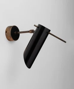Pantalla de tubo de metal negro con luz de imagen italiana en ángulo con accesorio de luz de acento de latón - Imagen 1 de 4