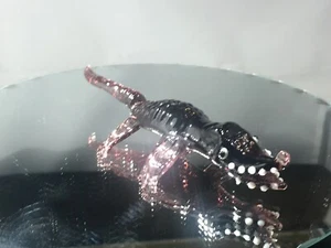 Skurriles Kunstglas mundgeblasen Alligator/Krokodil Rose-lila in der Farbe - Bild 1 von 9