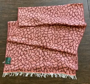 Nuevo PAUL SMITH Bufanda Mujer DINO Boucle Escalas Coral Rosa Hecho en ITALIA NUEVO CON ETIQUETAS - Imagen 1 de 5