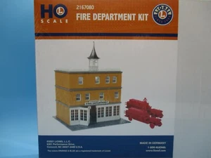 KIT DE ESTRUCTURA A ESCALA LIONEL HO - KIT DE BOMBEROS - ¡INCLUYE 2 CAMIONES DE BOMBEROS! - Imagen 1 de 2