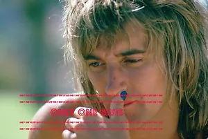 1973 Superstar Singer Rod Stewart junto a la piscina cerca e invisible 01 - Imagen 1 de 1