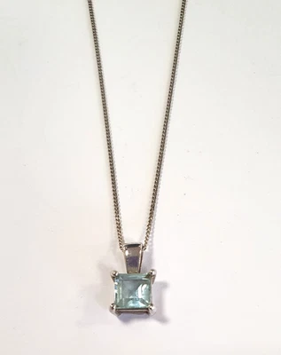 Colgante de oro blanco de 9 quilates aguamarina en cadena fina de eslabones planos 2,38 g Foto 1 de 4