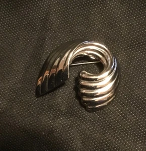 Spilla vintage argentata swish/wirl/wave. GW349 - Foto 1 di 3
