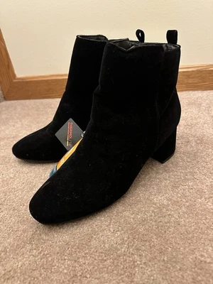Sporto Black Velvet Rose Side Zip Ankle Boots Size 7.5 NWT - Image 1 of 4