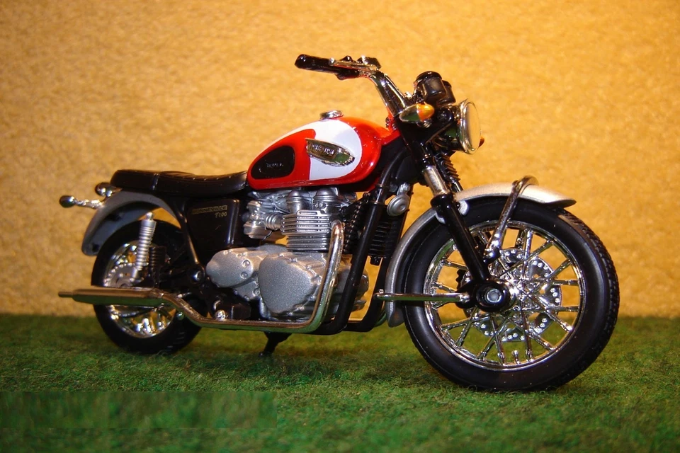 1:18 Triumph T 100 Bonneville Rot Weiss 2002 WELLY 00664 - Bild 1 von 1