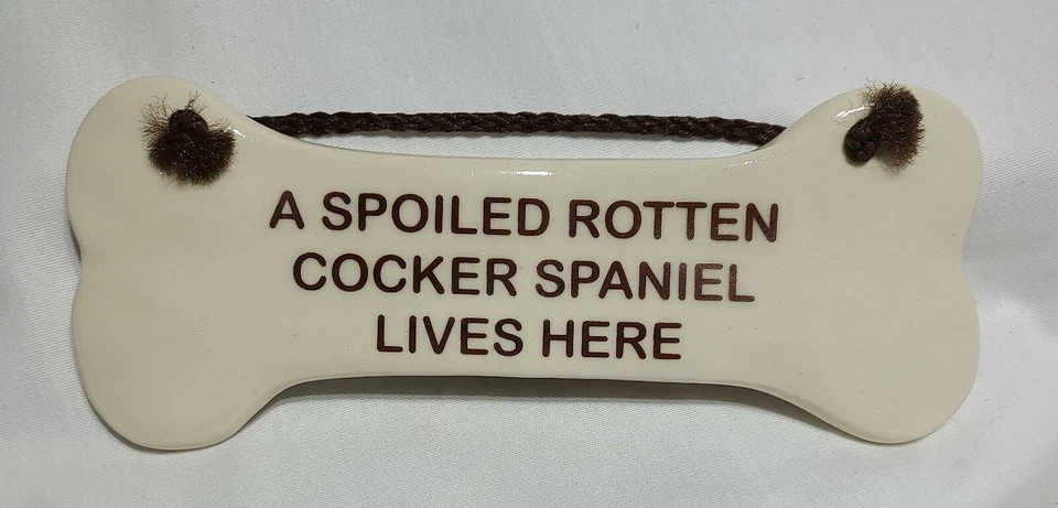 "Letrero de placa de hueso de perro Smoky Mountain Pottery mimado Cocker Spaniel vive aquí 8""" Foto 1 de 4