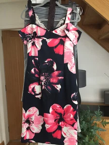 NEU MIT ETIKETT - Roman tailliertes figurbetontes Kleid - marineblau/rosa geblümt - Größe 14 - Bild 1 von 4