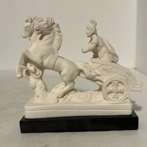 Escultura italiana de resina de alabastro estilo Santini de carros y caballos gladiadores de colección - Imagen 1 de 7