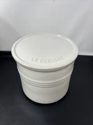 Bote de almacenamiento mediano Le Creuset merengue ligero perlado 5,25x5,75 DEFECTUOSO Foto 1 de 4