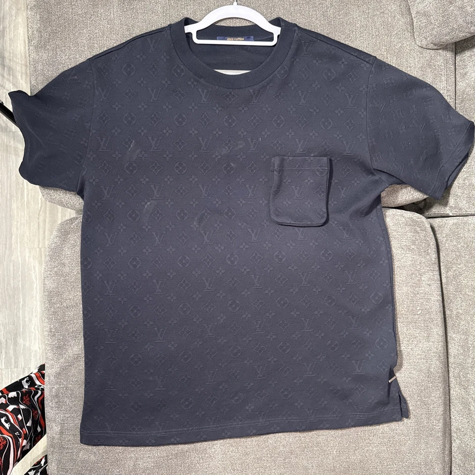 LOUIS VUITTON 男式签名 3D 口袋 Monogram T 恤深蓝色 XL 100%  — 第 1/1 张图片