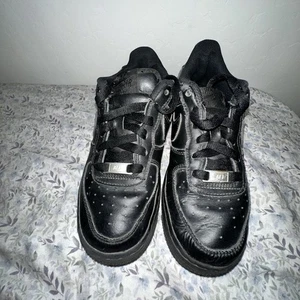 Nike Air Force 1 LE Triple Black Size 4Y FV5951-001 - Picture 1 of 7