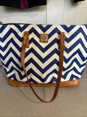 Bolso de Mano Maxine Dooney and Bourke Azul y Blanco Chevron Rayas Grande con Correas Tostadas Foto 1 de 4