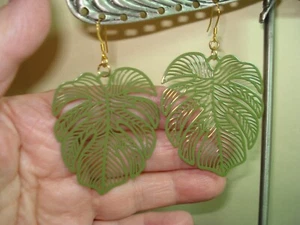 2 7/8" Ohrhänger grün Laser geschnitten Metall Monstera Blatt Gold Platte Ohrringe - Bild 1 von 3