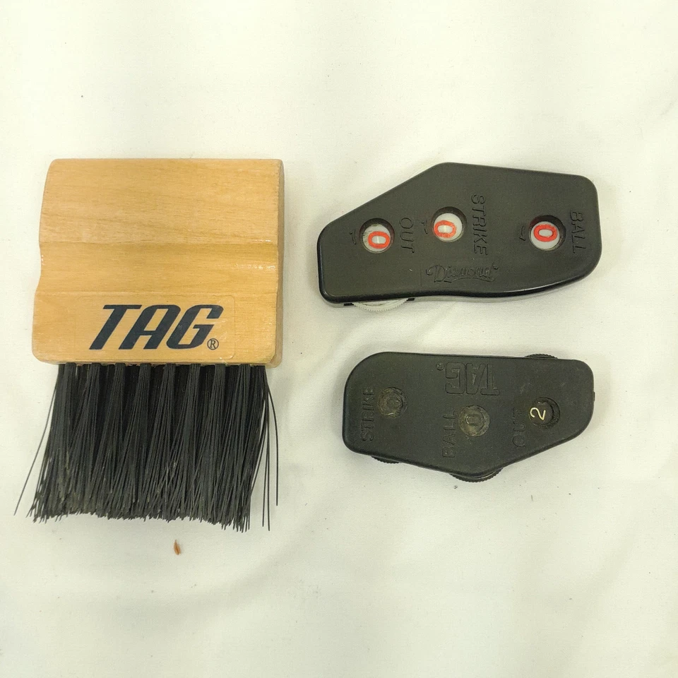 Cepillo de placa de árbitro con etiqueta de colección y 2 contadores de béisbol bola tachadores clickers Foto 1 de 2