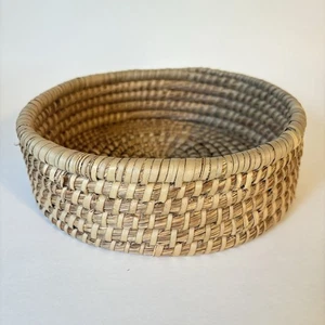 8" Round Handwoven Sweetgrass Basket Gullah Charleston South Carolina - Picture 1 of 7