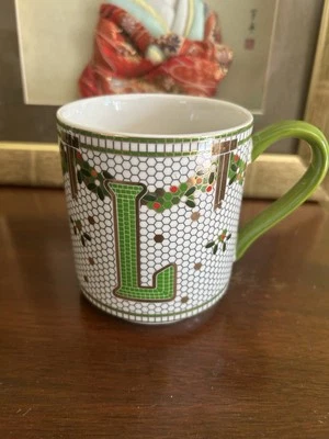 Taza de café Anthropologie Cup Of Joy festiva bistró azulejo letra L monograma verde Foto 1 de 4