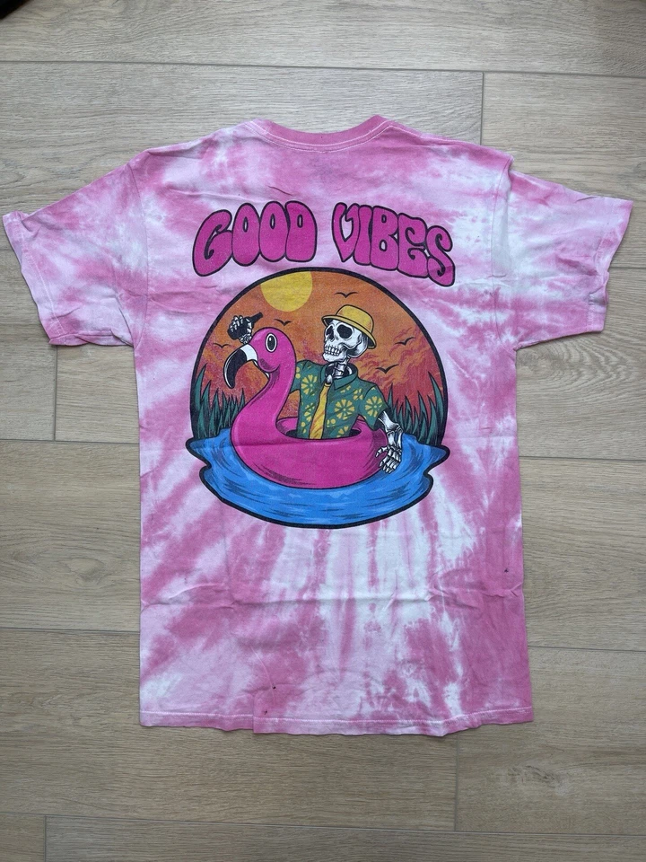 Camiseta Good Vibes Esqueleto Flamenco Flotante Rosa Tie Dye Para Hombres M Llama a Tu Madre Foto 1 de 4