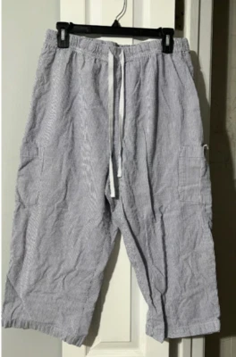 CALÇA CAPRI CARGO CINTURA ELÁSTICA LISTRA AZUL BRANCA L BASIC EDITIONS FEMININA - Imagem 1 de 4