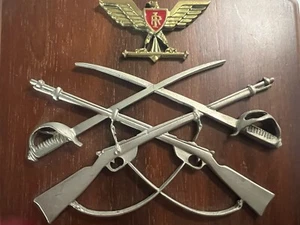 🔴 Crest ISPETTORATO ARMI FANTERIA E CAVALLERIA scudo legno metallo h 15 - Foto 1 di 7