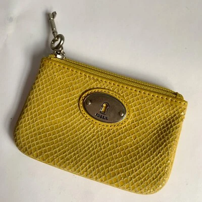 Cartera de Monedas de Cuero Verde Amarillo Fossil con Relieve de Serpiente Foto 1 de 4