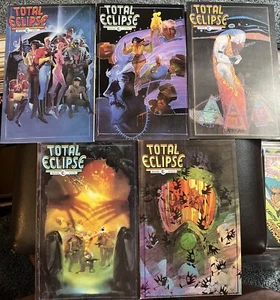 Set completo fumetti Total Eclipse #'s 1-5 / Miracleman / Eclipse - Foto 1 di 6