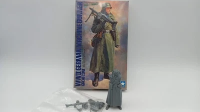  TAM36306 Tamiya WWII German machine gunner (greatcoat) 1/16, kit iniziato - Immagine 1 di 2