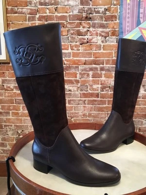 C Wonder Umber 棕色麂皮绒和皮革 Mira Emboss 标志骑行靴 7.5 全新 — 第 1/4 张图片