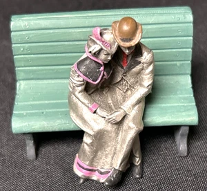 De colección 1989 Hudson Pewter Villagers pareja sentada #4306 con banco de resina ¡EC! - Imagen 1 de 1