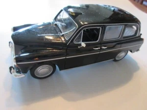 Welly Austin FX4 London Taxi 1/24 scale - Picture 1 of 4